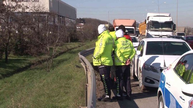Tem’de Feci Kaza: Otomobil Bariyerlere Çarpıp Yan Yattı 2 Yaralı
