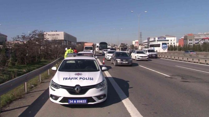 Tem’de Feci Kaza: Otomobil Bariyerlere Çarpıp Yan Yattı 2 Yaralı