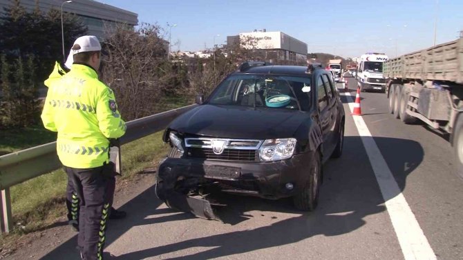 Tem’de Feci Kaza: Otomobil Bariyerlere Çarpıp Yan Yattı 2 Yaralı