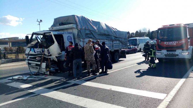 Tır’a Arkadan Çarpan Kamyonda Sıkışan Şoförü İtfaiye Kurtardı