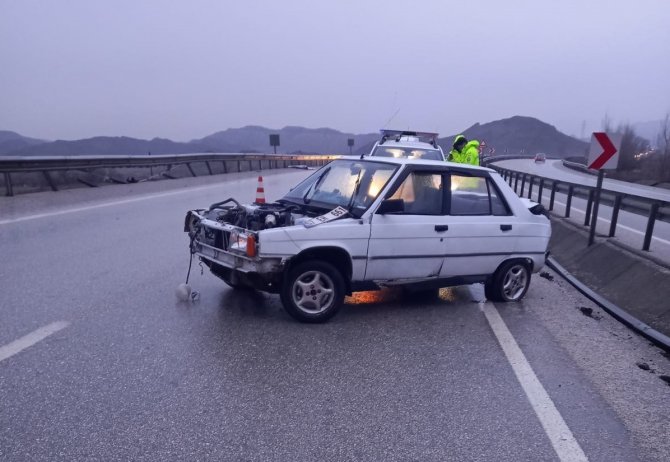 D100’de Otomobil Bariyerlere Çarptı: 1 Yaralı