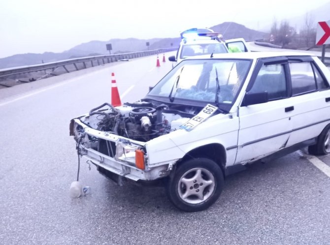 D100’de Otomobil Bariyerlere Çarptı: 1 Yaralı