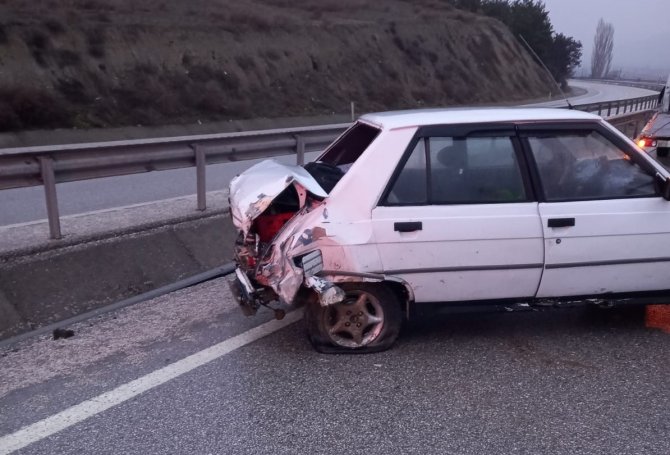 D100’de Otomobil Bariyerlere Çarptı: 1 Yaralı