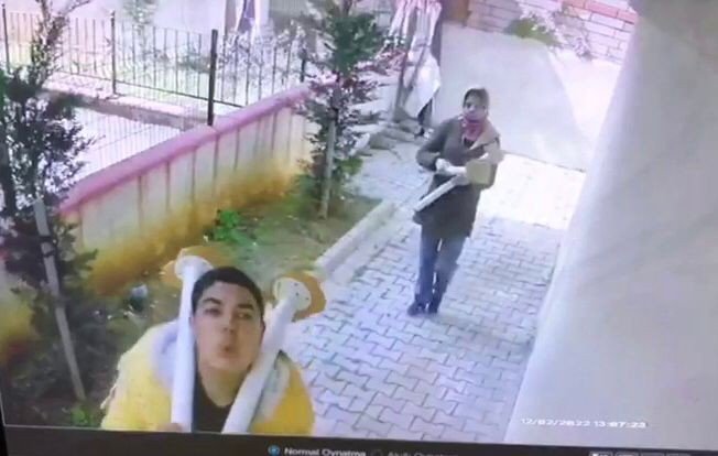 Ümraniye’de Hırsız Önce Çaldı, Sonra Kendisini Çeken Kameraya Tükürdü