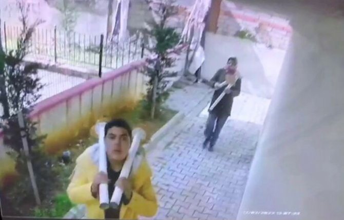 Ümraniye’de Hırsız Önce Çaldı, Sonra Kendisini Çeken Kameraya Tükürdü