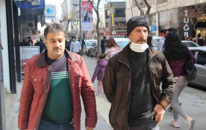Elazığ’da Vatandaşlar Korona Virüs Tedbirlerini Unuttu, Maskeler Çene Altında Kaldı