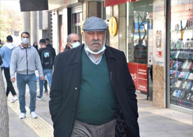 Elazığ’da Vatandaşlar Korona Virüs Tedbirlerini Unuttu, Maskeler Çene Altında Kaldı