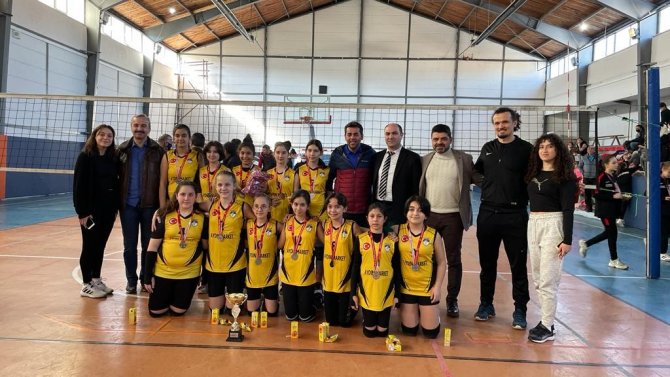 Midi Kızlar Voleybol Turnuvasında Kupalar Sahiplerini Buldu
