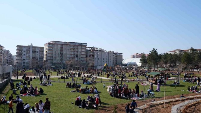 Siirt’te Millet Bahçesi’ne Vatandaşlardan Yoğun İlgi