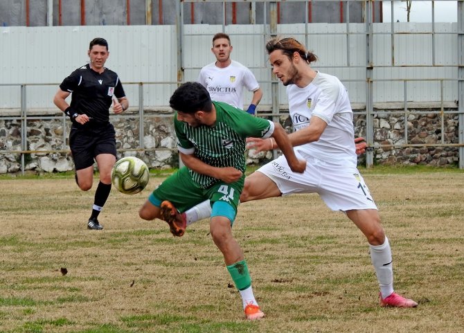 Alaçatıspor, Yenilenen Sahasında 2-1 Galip Geldi