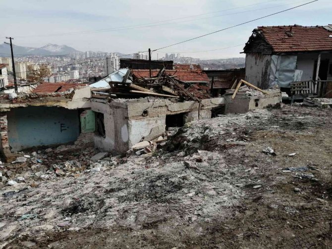 Başkent’te Gecekondu Çöktü: 1 Yaralı