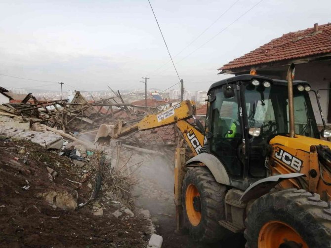 Başkent’te Çöken Metruk Binanın Yıkım Çalışmalarına Başlandı