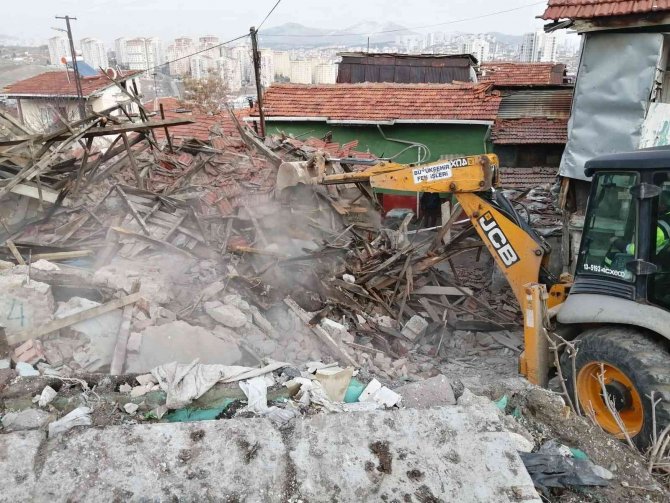 Başkent’te Çöken Metruk Binanın Yıkım Çalışmalarına Başlandı