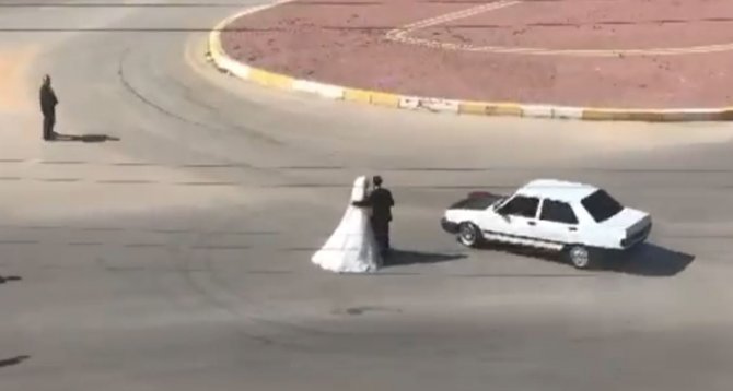 Antalya’da Gelin İle Damadın Etrafında Tehlikeli Drift