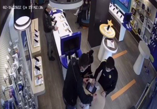 İ̇ş Yerinden 3 Telefon Çalan Hırsızın Rahatlığı ‘Pes’ Dedirtti
