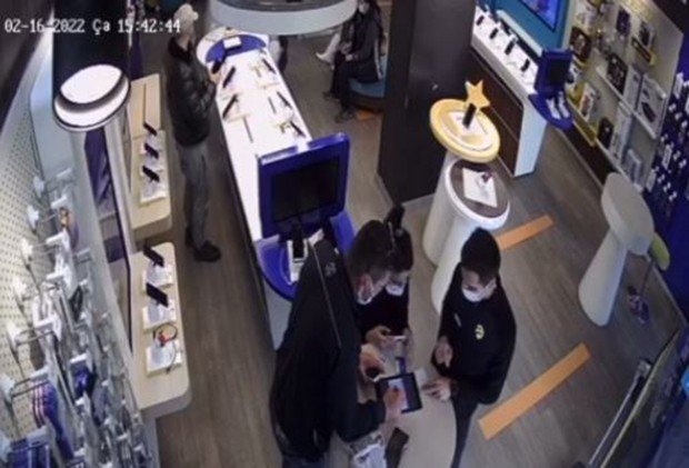 İ̇ş Yerinden 3 Telefon Çalan Hırsızın Rahatlığı ‘Pes’ Dedirtti