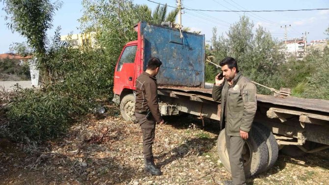 Ağaç Katliamında Kesilen Ağaçları Taşıyan Kamyon Önce Güvenlik Kameralarına. Sonra Jandarmaya Yakalandı