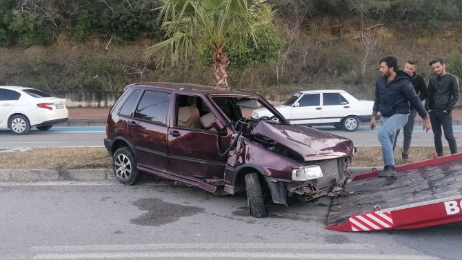 Otomobilin Palmiye Ağacına Çarparak Durduğu Kazada 2 Kişi Yaralandı