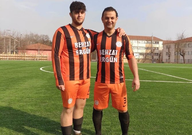 Baba Oğul Aynı Takımda Futbol Oynuyor