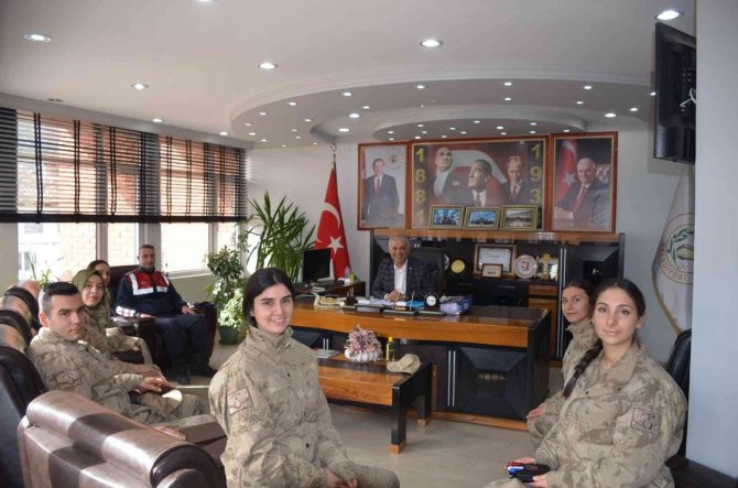 Başkan Yaman Ziyaretçilerini Makamında Ağırladı