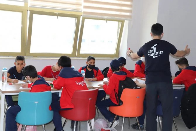 "Biz Bir Takımız" Diyerek Kendilerini Geliştiriyorlar