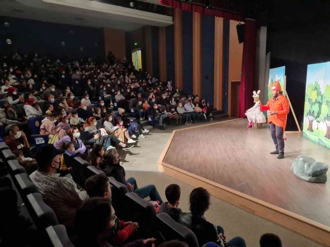 Bodrum’da Tiyatrocular, Yangından Etkilenen Çocuklar İçin Sahneye Çıktı