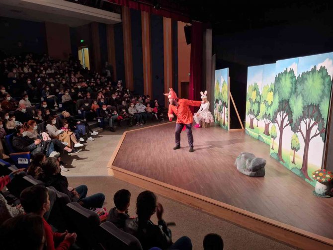 Bodrum’da Tiyatrocular, Yangından Etkilenen Çocuklar İçin Sahneye Çıktı