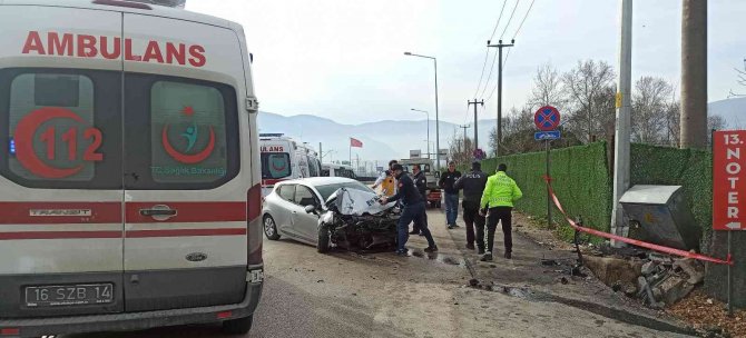 Direksiyon Hakimiyetini Kaybeden Sürücü Direğe Vurarak Durabildi