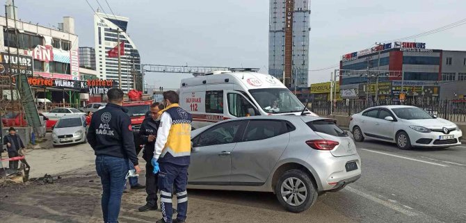 Direksiyon Hakimiyetini Kaybeden Sürücü Direğe Vurarak Durabildi