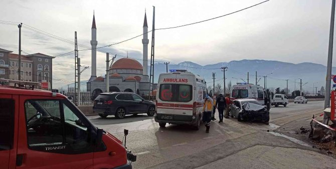 Direksiyon Hakimiyetini Kaybeden Sürücü Direğe Vurarak Durabildi