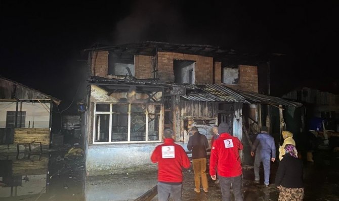Yangında Mağdur Olan Aileye Kızılay Yalnız Bırakmadı
