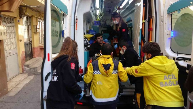 Çeyiz Mağazasında Yangın: 8 Çalışan Dumandan Etkilendi