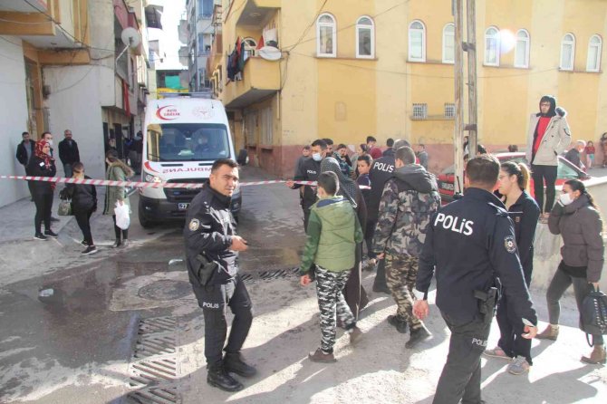 Çeyiz Mağazasında Yangın: 8 Çalışan Dumandan Etkilendi