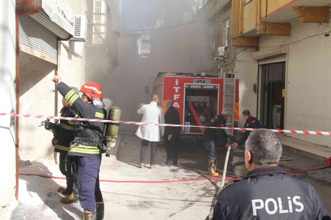 Çeyiz Mağazasında Yangın: 8 Çalışan Dumandan Etkilendi