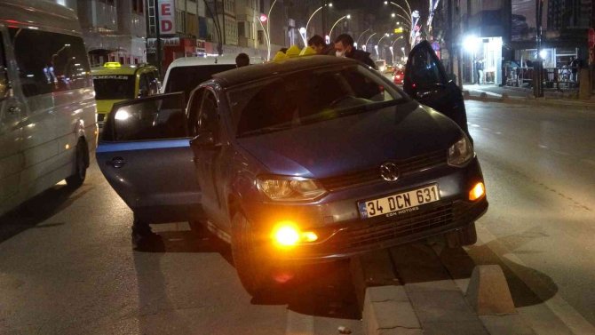 ’Dur’ İhtarına Uymayan Sürücü Kaza Yapıp Refüje Çıktı