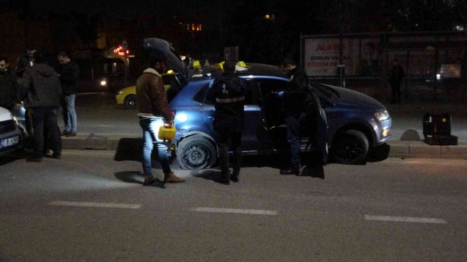 ’Dur’ İhtarına Uymayan Sürücü Kaza Yapıp Refüje Çıktı