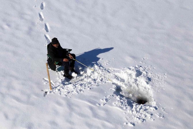 Baraj Gölündeki 40 Santimlik Buzu Kazma İle Kırıp Balık Tutuyorlar
