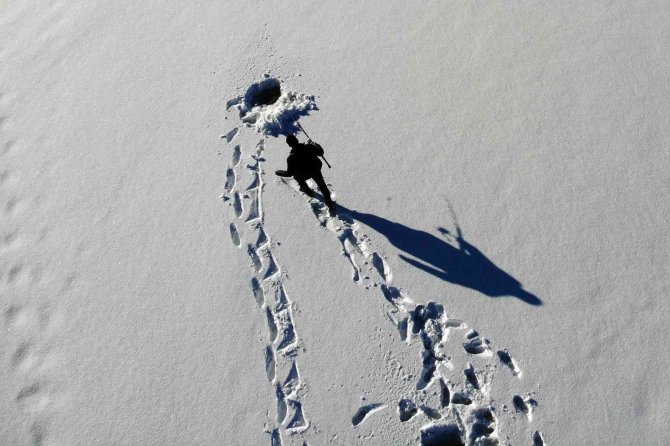 Baraj Gölündeki 40 Santimlik Buzu Kazma İle Kırıp Balık Tutuyorlar