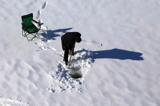 Baraj Gölündeki 40 Santimlik Buzu Kazma İle Kırıp Balık Tutuyorlar