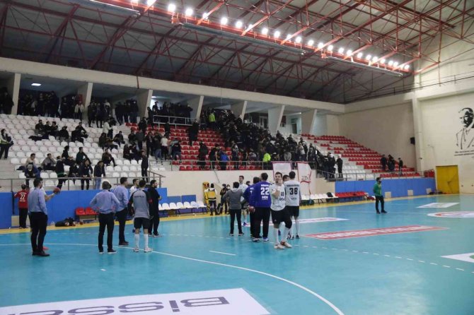 Hentbol Maçında Olaylar Çıktı: 1 Beşiktaş Taraftarı Gözaltına Alındı