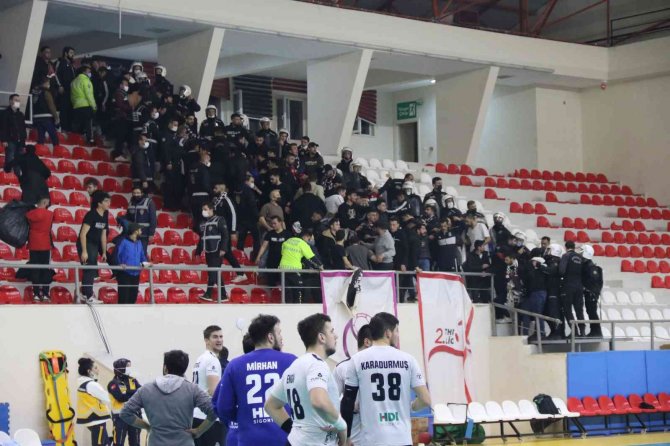 Hentbol Maçında Olaylar Çıktı: 1 Beşiktaş Taraftarı Gözaltına Alındı