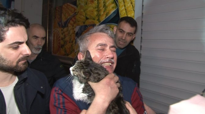 Esenler’de 3 Katlı Binanın Çatısında Çıkan Yangında Mahsur Kalan Kedi İtfaiye Ekipleri Tarafından Kurtarıldı