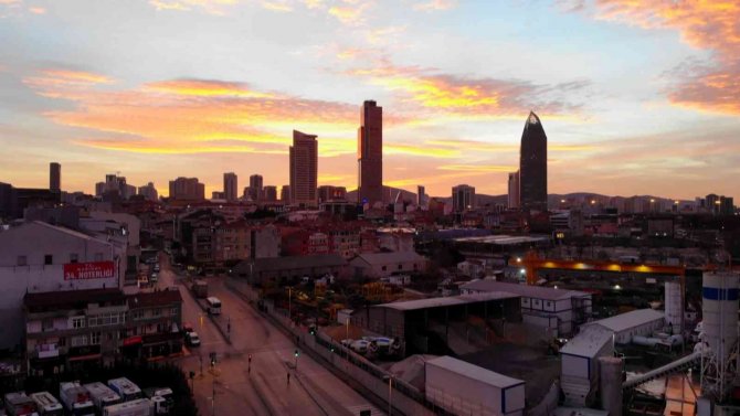 İ̇stanbul’da Gökyüzü Kızıla Büründü