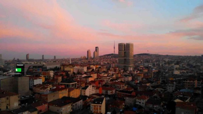 İ̇stanbul’da Gökyüzü Kızıla Büründü