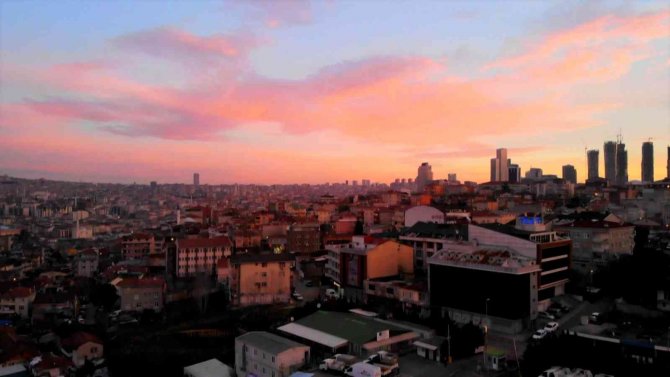 İ̇stanbul’da Gökyüzü Kızıla Büründü
