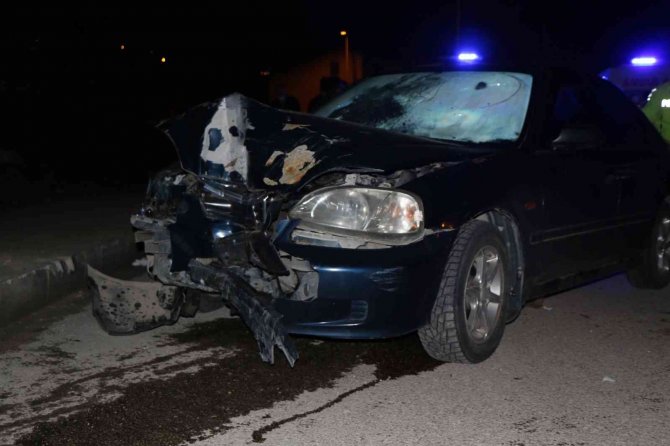 Kontrolden Çıkan Otomobil Elektrik Direğine Çarptı: 1’i Çocuk 3 Yaralı