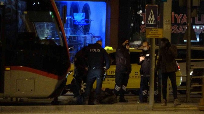 Alkollü Şahıs Tramvayın Önüne Yattı, Ortalığı Birbirine Kattı