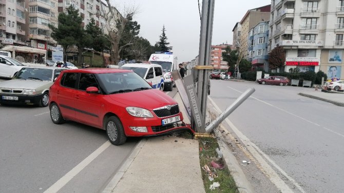 Kocaeli’de İki Araç Çarpıştı: 3 Yaralı
