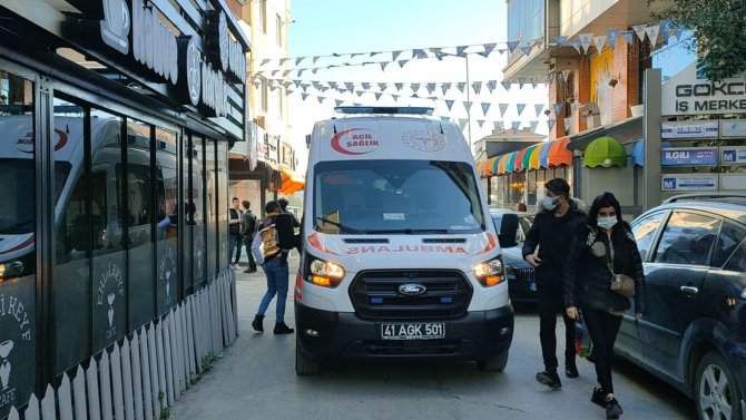 Cam Silerken 4 Metre Yükseklikten Düşen Kadın Yaralandı