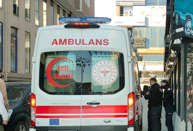 Cam Silerken 4 Metre Yükseklikten Düşen Kadın Yaralandı